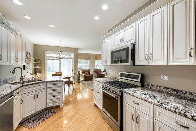 21235 Windsor Lake Lane, Crest Hill, IL 60403