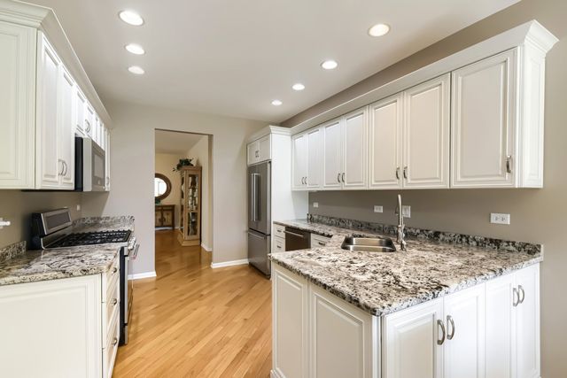21235 Windsor Lake Lane, Crest Hill, IL 60403