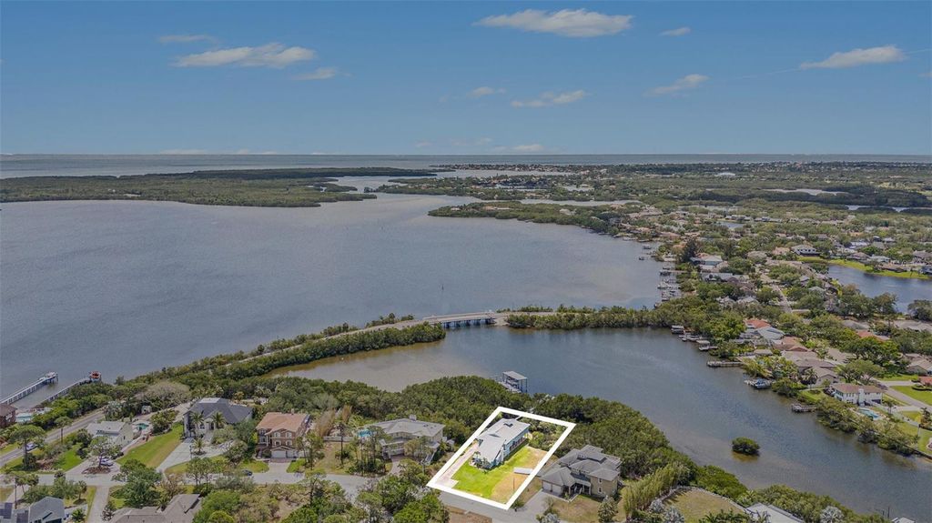 Image 12 of property listing at 734 WEEDON DRIVE NE, St Petersburg, FL 33702