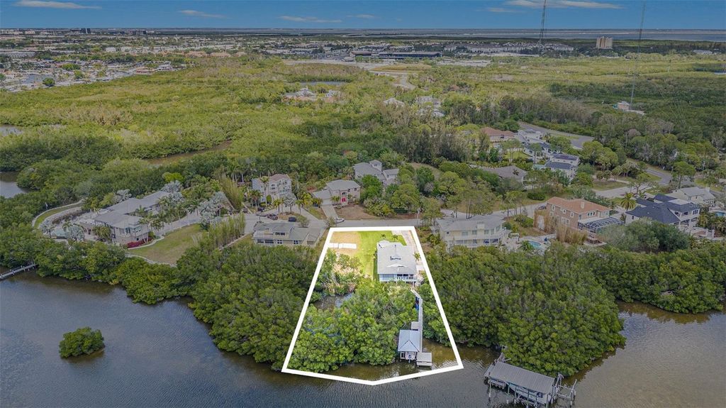 Image 13 of property listing at 734 WEEDON DRIVE NE, St Petersburg, FL 33702