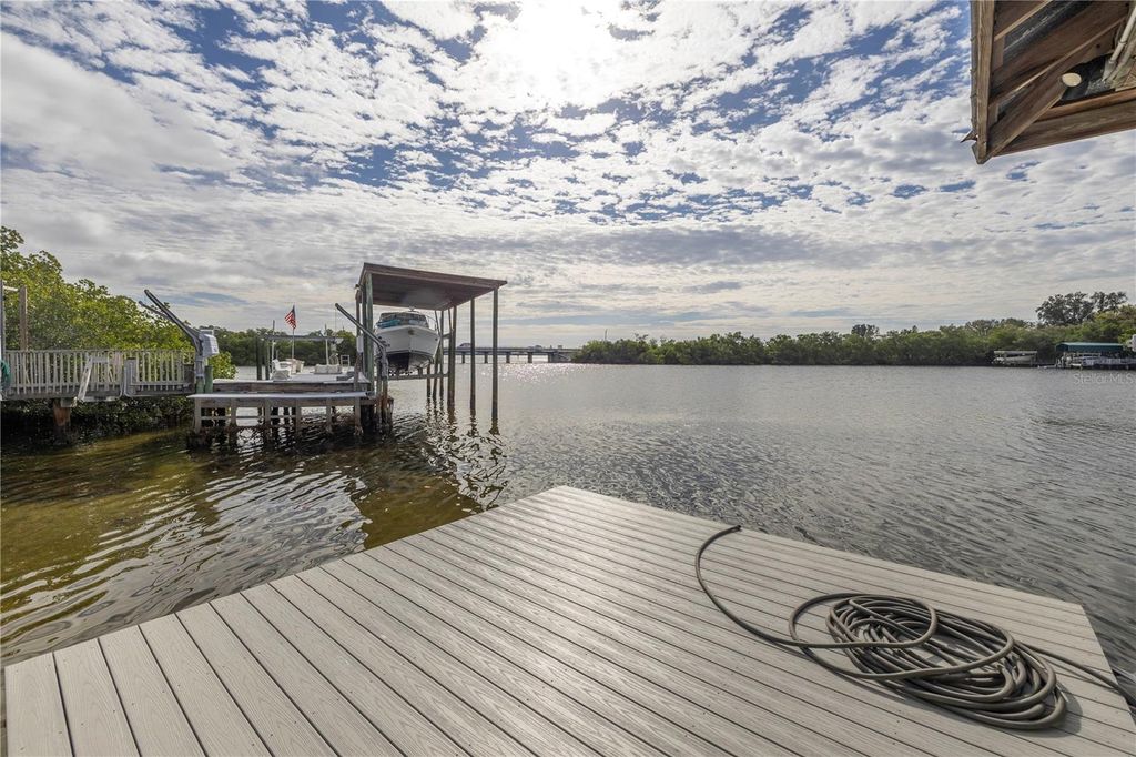 Image 17 of property listing at 734 WEEDON DRIVE NE, St Petersburg, FL 33702