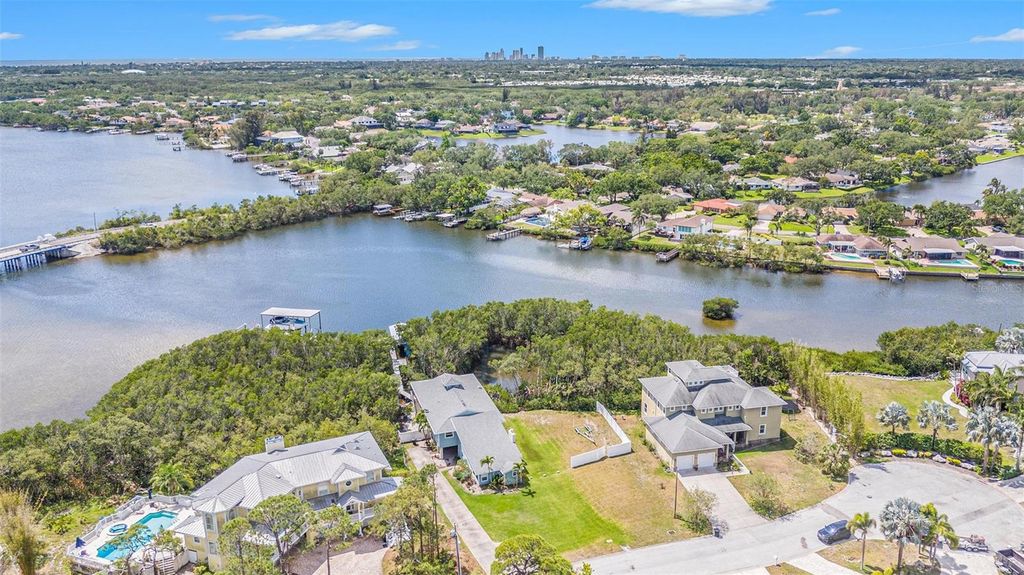 Image 6 of property listing at 734 WEEDON DRIVE NE, St Petersburg, FL 33702