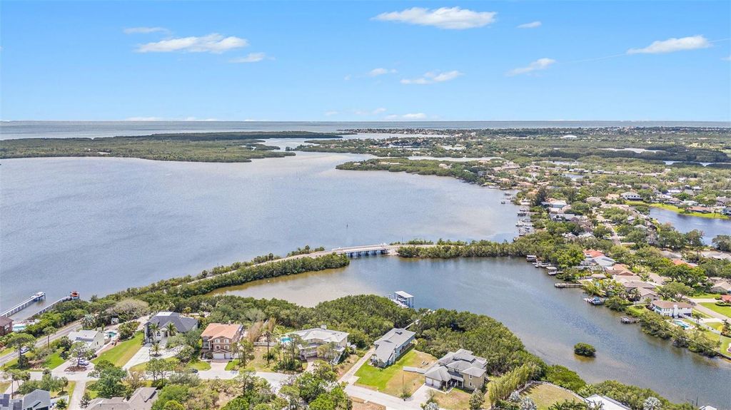 Image 8 of property listing at 734 WEEDON DRIVE NE, St Petersburg, FL 33702