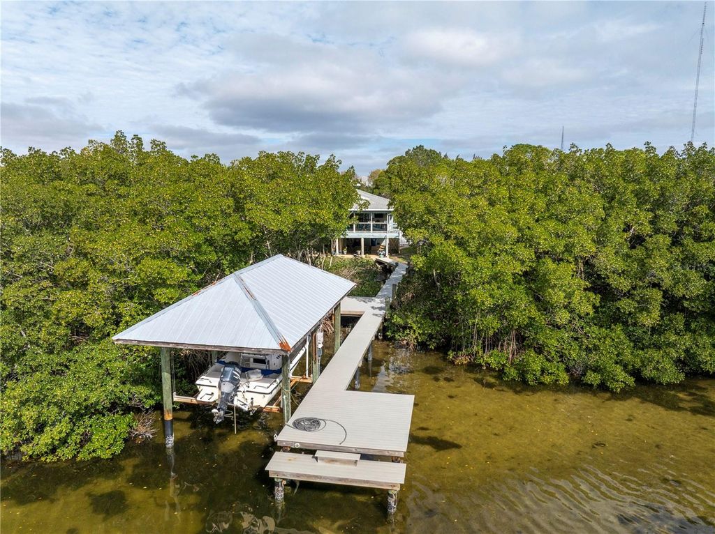 Image 10 of property listing at 734 WEEDON DRIVE NE, St Petersburg, FL 33702