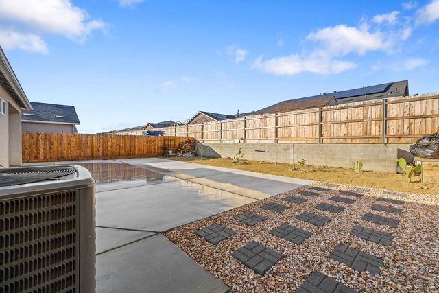 1237 E Orange St, Avenal, CA 93204