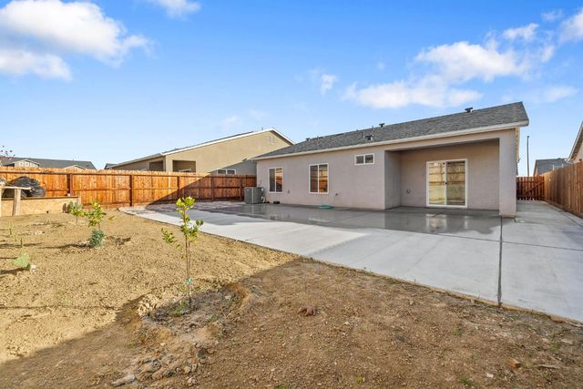 1237 E Orange St, Avenal, CA 93204