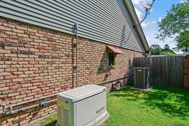 9979 Hackberry Dr, Baton Rouge, LA 70809