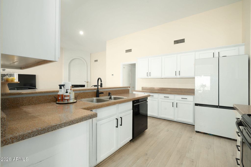 Image 10 of property listing at 4102 E SIESTA Lane, Phoenix, AZ 85050