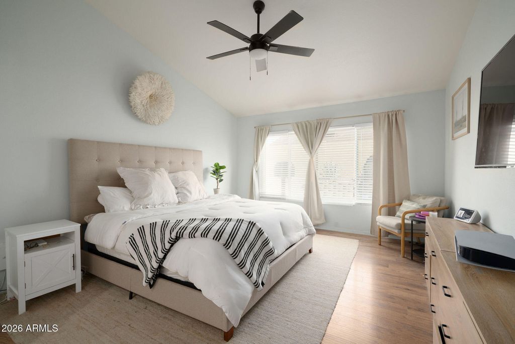 Image 11 of property listing at 4102 E SIESTA Lane, Phoenix, AZ 85050