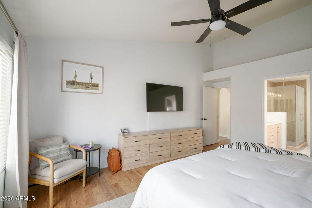 Image 12 of property listing at 4102 E SIESTA Lane, Phoenix, AZ 85050
