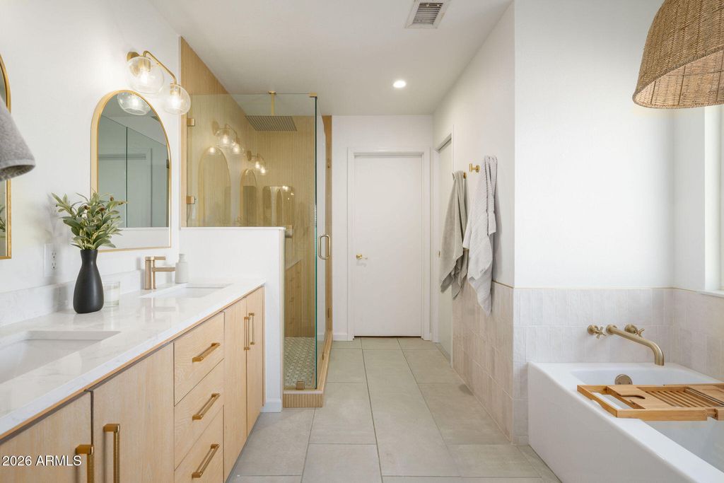 Image 13 of property listing at 4102 E SIESTA Lane, Phoenix, AZ 85050