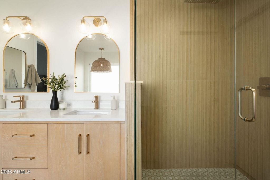 Image 14 of property listing at 4102 E SIESTA Lane, Phoenix, AZ 85050