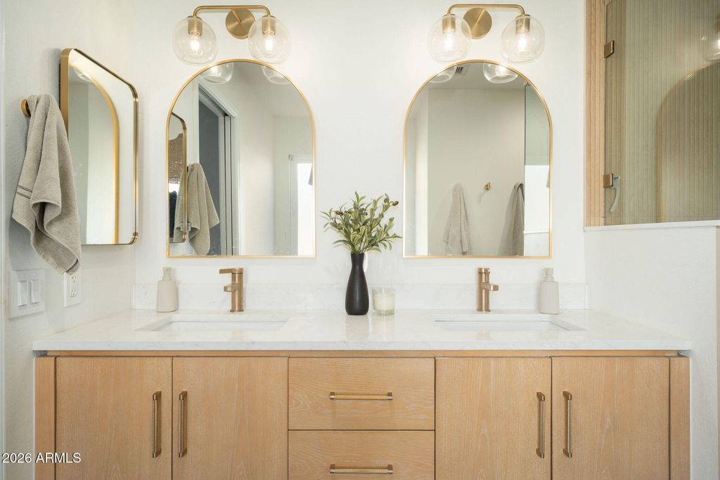 Image 15 of property listing at 4102 E SIESTA Lane, Phoenix, AZ 85050