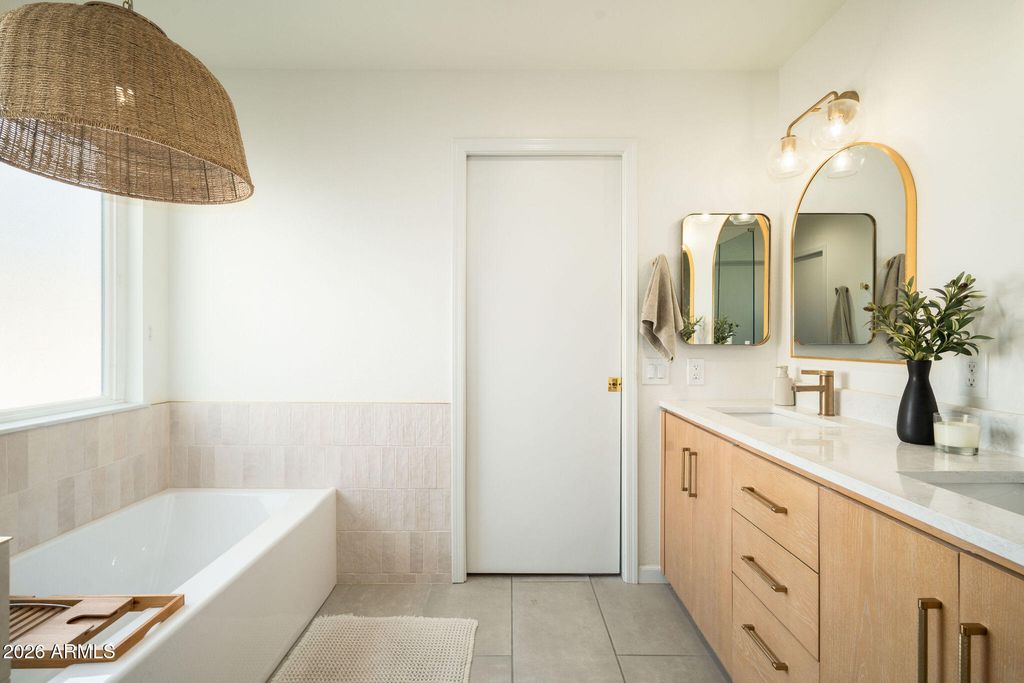 Image 16 of property listing at 4102 E SIESTA Lane, Phoenix, AZ 85050