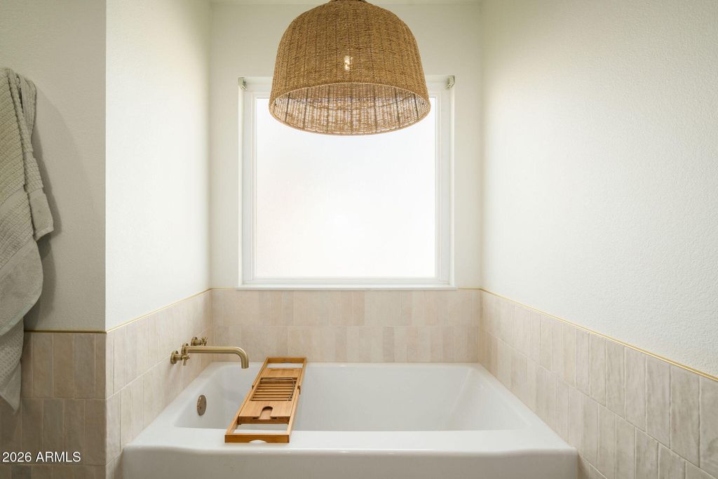 Image 17 of property listing at 4102 E SIESTA Lane, Phoenix, AZ 85050