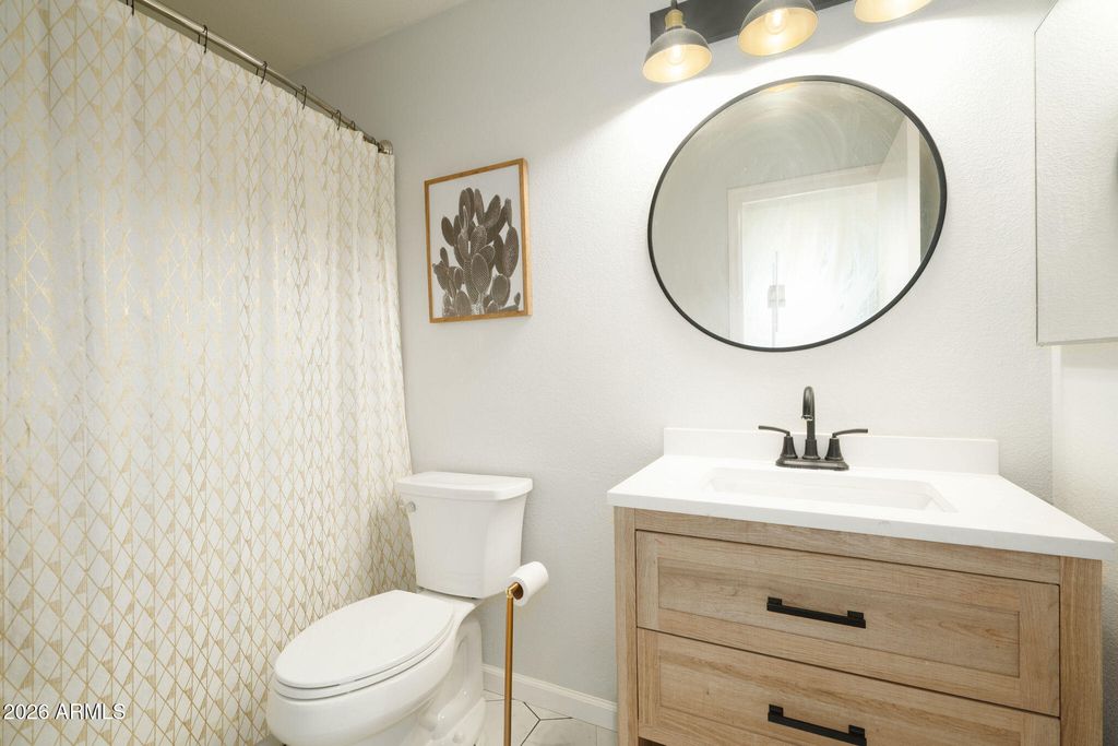 Image 18 of property listing at 4102 E SIESTA Lane, Phoenix, AZ 85050