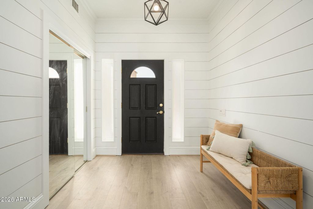 Image 2 of property listing at 4102 E SIESTA Lane, Phoenix, AZ 85050