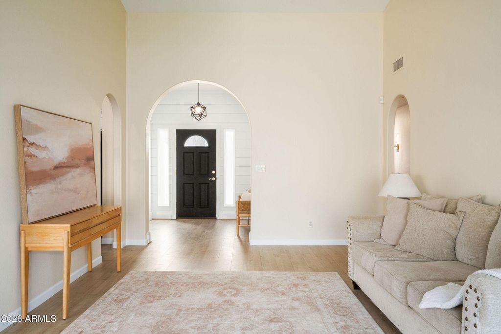 Image 4 of property listing at 4102 E SIESTA Lane, Phoenix, AZ 85050