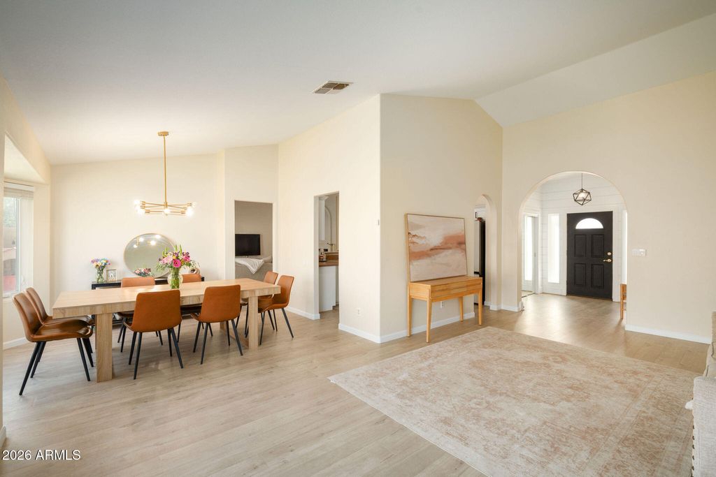 Image 6 of property listing at 4102 E SIESTA Lane, Phoenix, AZ 85050