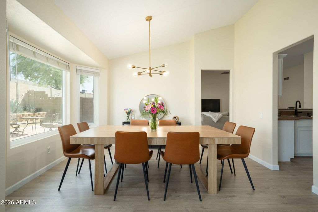 Image 7 of property listing at 4102 E SIESTA Lane, Phoenix, AZ 85050