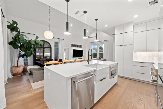 2104 E 2nd ST 1, Austin, TX 78702