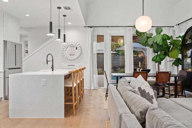 2104 E 2nd ST 1, Austin, TX 78702