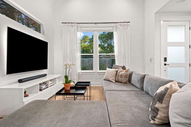 2104 E 2nd ST 1, Austin, TX 78702