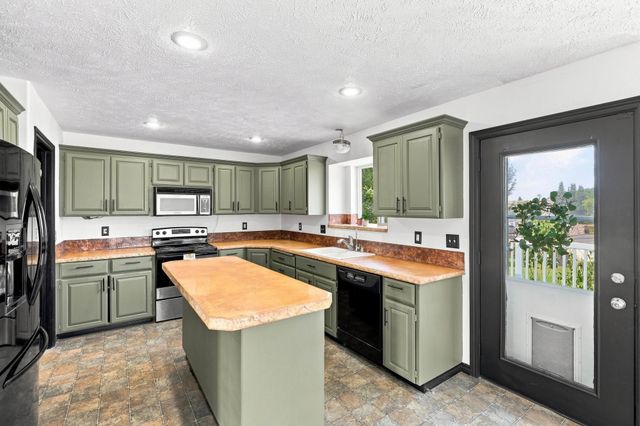 506 S Shelley Lake Ln, Spokane Valley, WA 99037