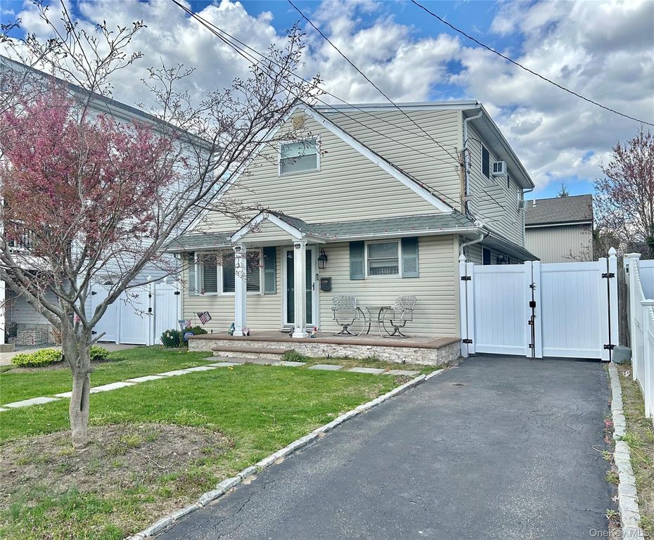 19 Tameling Avenue, Babylon, NY 11702