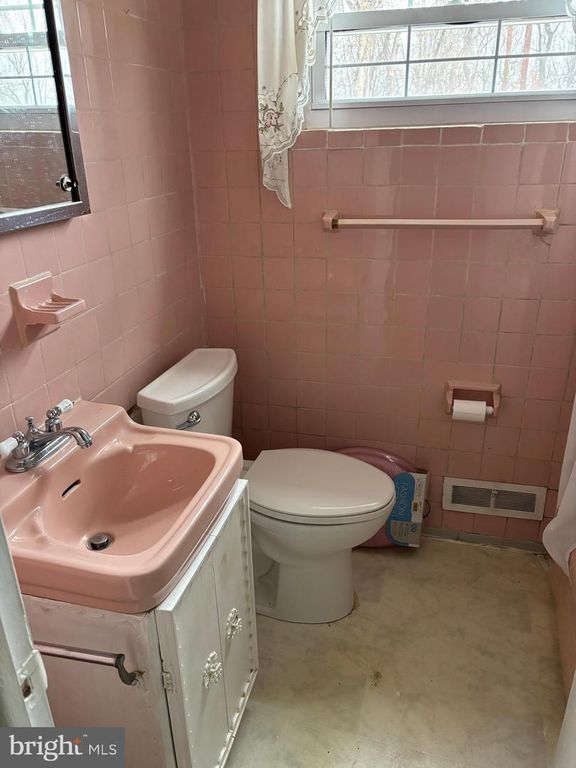 Image 3 of property listing at 38 JACQUELINE DR, Paoli, PA 19301