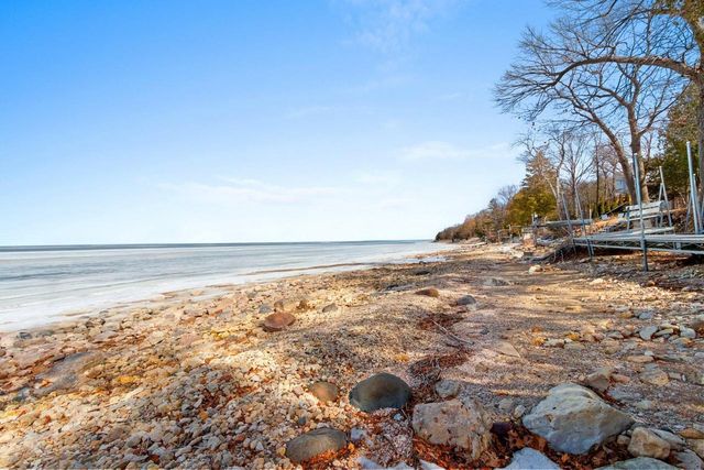 5141 EDGEWATER BEACH ROAD, Green Bay, WI 54311