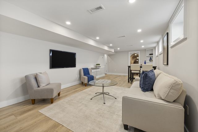 579 Centre St, Newton, MA 02458