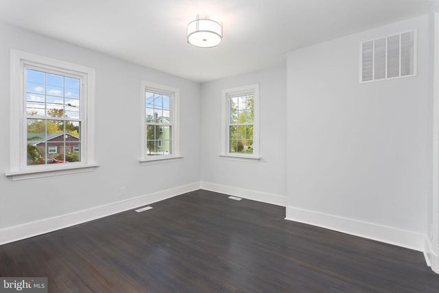 36 CHESTERFIELD RD, Columbus, NJ 08022