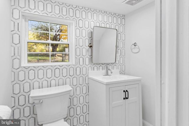 36 CHESTERFIELD RD, Columbus, NJ 08022