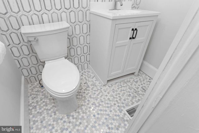 36 CHESTERFIELD RD, Columbus, NJ 08022