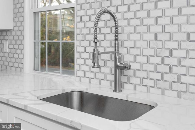 36 CHESTERFIELD RD, Columbus, NJ 08022