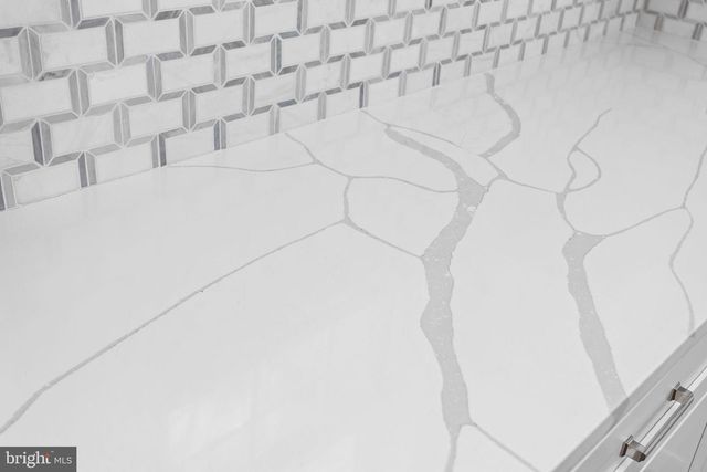 36 CHESTERFIELD RD, Columbus, NJ 08022