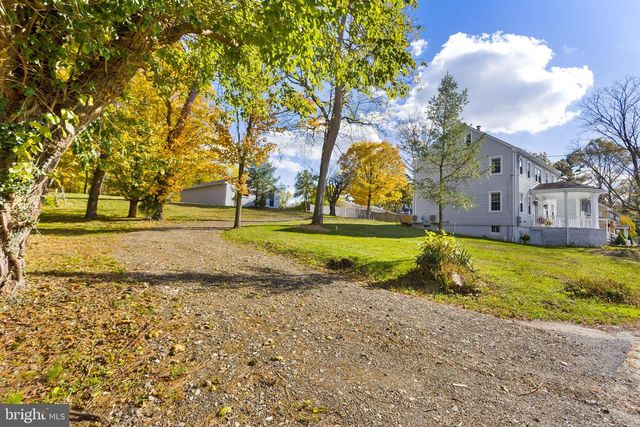 36 CHESTERFIELD RD, Columbus, NJ 08022