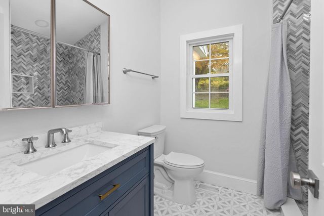 36 CHESTERFIELD RD, Columbus, NJ 08022