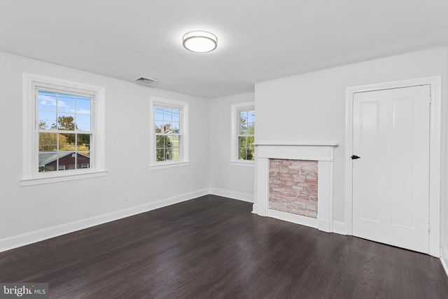 36 CHESTERFIELD RD, Columbus, NJ 08022