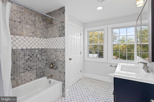 36 CHESTERFIELD RD, Columbus, NJ 08022