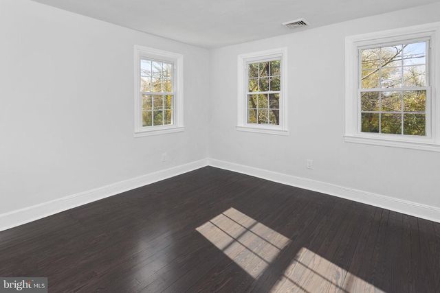 36 CHESTERFIELD RD, Columbus, NJ 08022