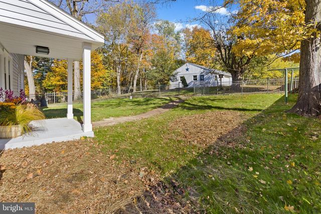 36 CHESTERFIELD RD, Columbus, NJ 08022