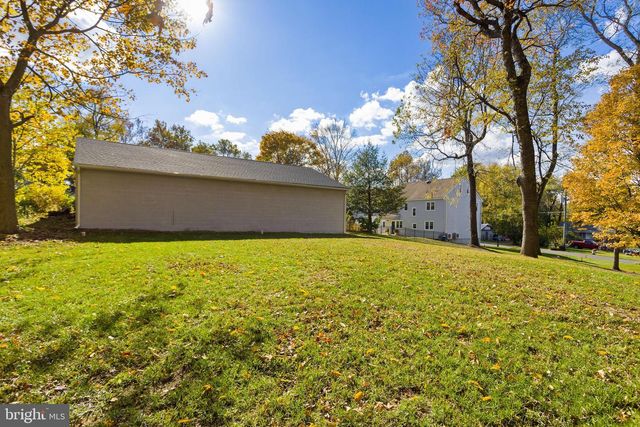 36 CHESTERFIELD RD, Columbus, NJ 08022