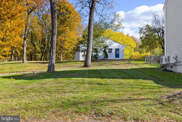 36 CHESTERFIELD RD, Columbus, NJ 08022