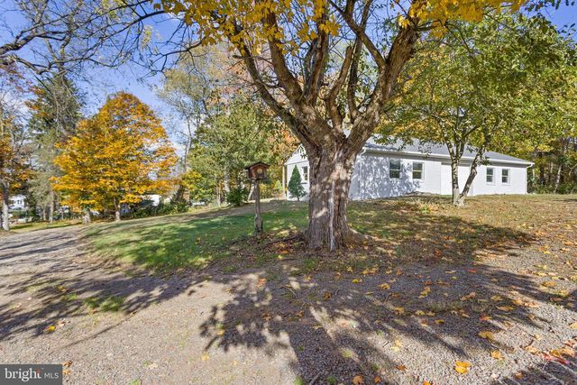 36 CHESTERFIELD RD, Columbus, NJ 08022