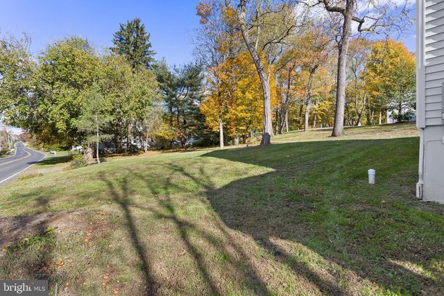 36 CHESTERFIELD RD, Columbus, NJ 08022