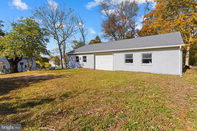 36 CHESTERFIELD RD, Columbus, NJ 08022