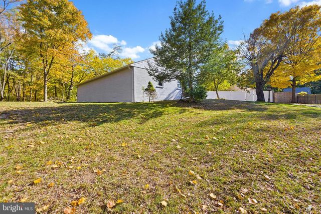 36 CHESTERFIELD RD, Columbus, NJ 08022