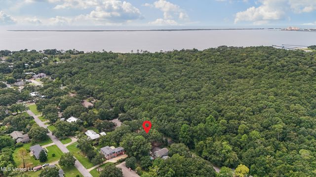 110 Simon Boulevard, Ocean Springs, MS 39564